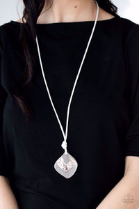 Face The ARTIFACTS White Necklace