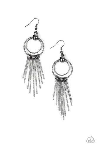 Eye-Catching Edge Black Earring