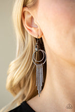 Load image into Gallery viewer, Eye-Catching Edge Black Earring