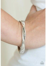 Load image into Gallery viewer, Glittering Grit White Bracelet